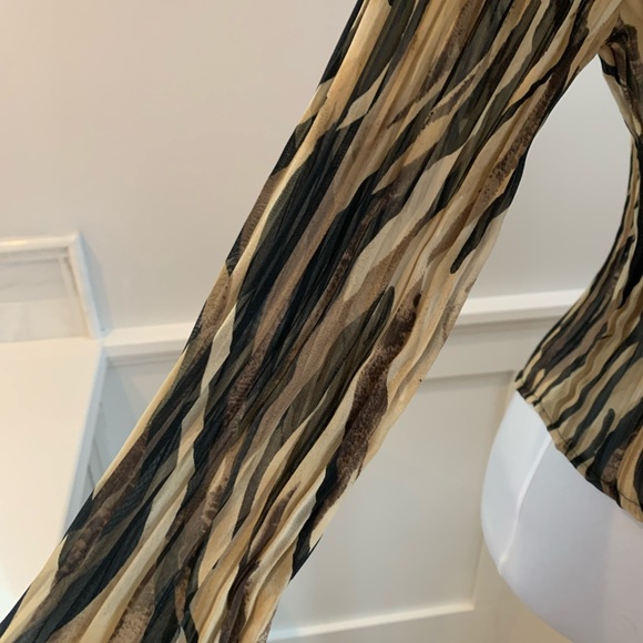 CDW Sheer pleated print blouse - Picture 4 of 9